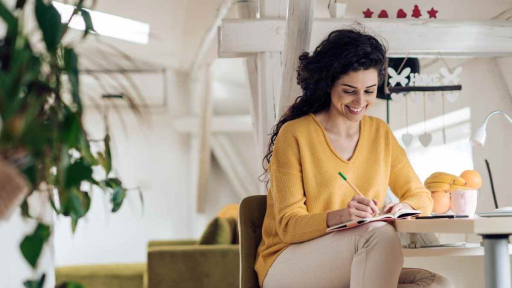 lady writing a business plan for a mobile hairdressing business